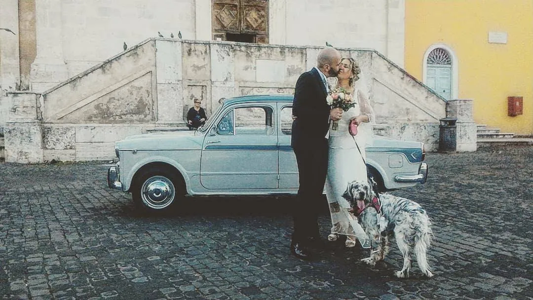 Noleggio Fiat 1100h Lusso bicolore reale Roma matrimonio con coppia e cane